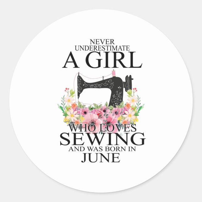 Sticker Rond Sewing (homonymie) | Who Loves Sewing And Was Born (Devant)