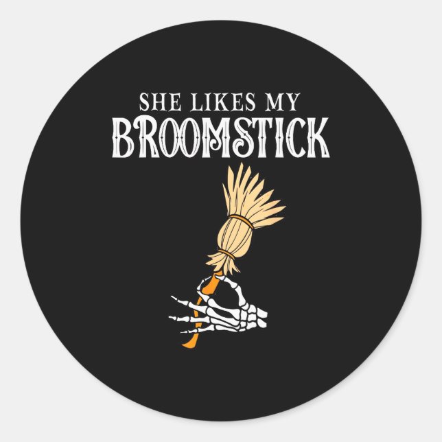 Sticker Rond She Likes My Broomstick Couples Pumpkins Skeleton  (Devant)