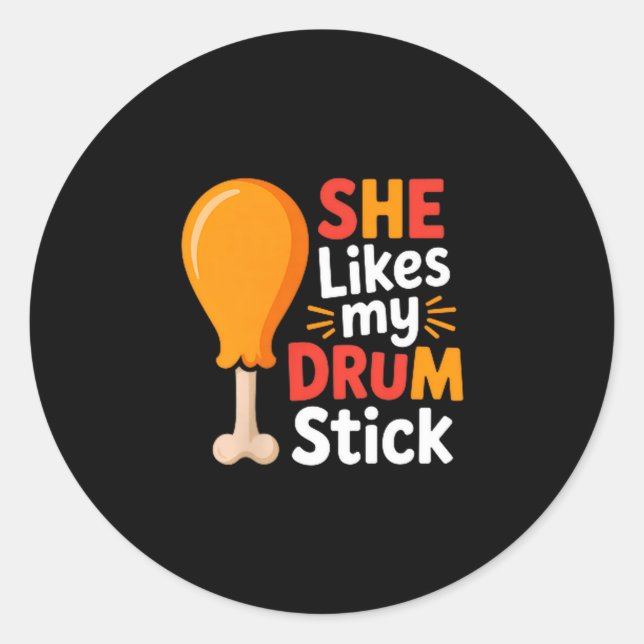 Sticker Rond She Likes My Drum Stick Funny Foodie Shirt For Tha (Devant)