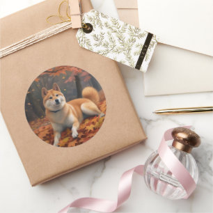 Sticker Rond Shiba Inu dans les feuilles d'automne tombantes in