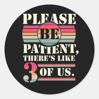 Sticker Rond S'il vous plaît, soyez patient Il y a 3 de nous