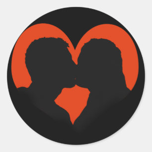 Sticker Rond Silhouette de couple baisant sur le coeur rouge