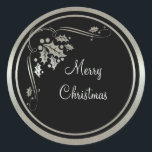 Sticker Rond Silver Holly et des perles sur Noir Christmas<br><div class="desc">Montrez votre humeur festive avec ces stickers élégants avec des saints argentés, des baies et des tourbillons sur un arrière - plan noir. Les autocollants ont une bordure métallique argentée. Aussi disponible en d'autres couleurs. Le texte est entièrement personnalisable ou contactez-nous par l'intermédiaire du magasin GiftsBonanza si vous avez besoin...</div>