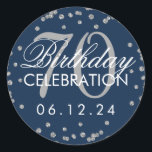 Sticker Rond Silver Navy Blue 70th Birthday Parties scintillant<br><div class="desc">Elégant 70e anniversaire Argent Faux Parties scintillant Confetti modèle bleu marine.</div>