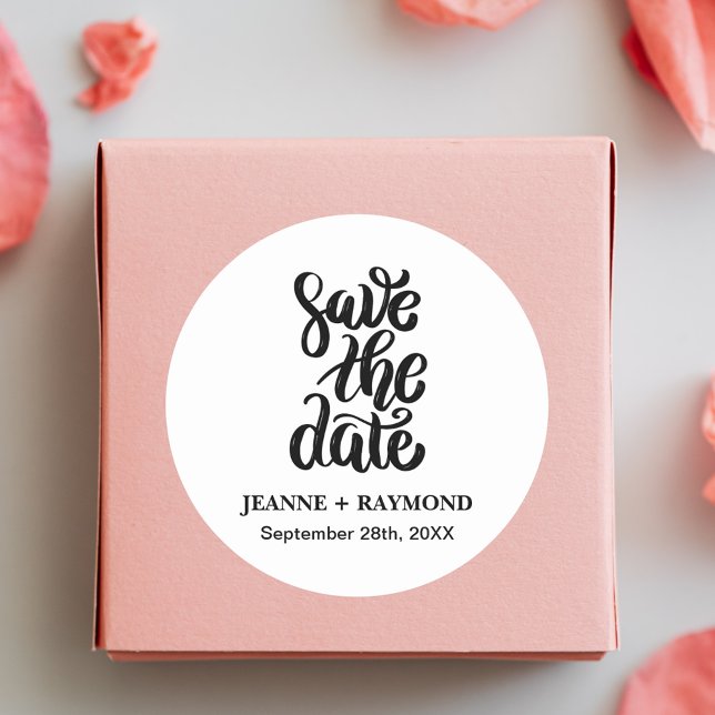 Sticker Rond Simple Élégant Mariage Écriture Bohème Date de Sau (Elegant script boho sticker adds timeless charm to wedding save the date invitations.)
