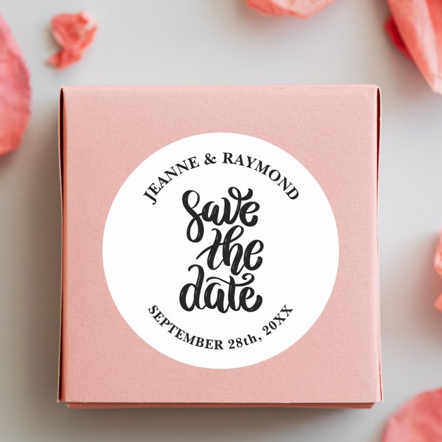 Sticker Rond Simple Élégant Script Sauvegarder La Date Mariage  (Simple elegant script sticker adds boho charm to wedding save the date mail.)