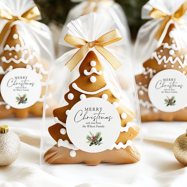 Sticker Rond Simple élégante verdure de Noël blanc (Simple elegant 'Merry Christmas' sticker with personalised family name, pine leaves & berries motif)