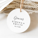 Sticker Rond Simple espagnol Merci mariage Favoriser<br><div class="desc">Ce sticker simple espagnol remerciement mariage faveur classique rond collant est parfait pour un mariage moderne. Le design sobre et élégant présente une typographie de script classique et sophistiquée en noir et blanc. Faites de l'autocollant votre propre étiquette en incluant vos noms, l'événement (s'il y a lieu) et la date....</div>