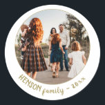Sticker Rond Simple Festif Golden Christmas Family Photo<br><div class="desc">Sticker Photo Famille de Noël Festive. Design festif et moderne de vacances avec une photo dans un cadre rond. Ajoutez votre photo,  votre nom et votre année.</div>