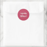 Sticker Rond Simple Magenta moderne minimaliste mariée et chamb<br><div class="desc">Imaginez un sens de la simplicité moderne avec ce design élégant et simple mariée et collier de mariée dans le choix de couleur populaire - viva magenta avec texte clair écru. Les noms de la mariée et du marié sont présentés en caractères gras, avec une grande élégante et joignant leurs...</div>