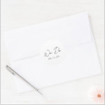 Sticker Rond Simple Mariage Moderne Noir et Blanc<br><div class="desc">Autocollants de mariage élégants présentant une mise en page simple et minimale avec "Nous nous marions" dans une typographie de script contemporain. Un design classique avec une touche moderne.</div>