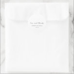 Sticker Rond Simple Mariage noir et blanc propre<br><div class="desc">Autocollants de mariage modernes avec un design simple avec serif classique et des polices de caractères élégantes. Le design inclut "l'amour et les remerciements" et vos noms et date mariage.</div>