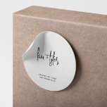 Sticker Rond Simple minimaliste moderne mariage noir et blanc<br><div class="desc">Simple élégante écriture manuscrite minima marié marié et marié noir noms enveloppe mariage blanc sceau ou emballage cadeau autocollant.</div>