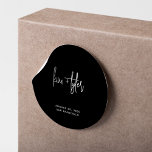 Sticker Rond Simple minimaliste moderne mariage noir et blanc<br><div class="desc">Simple élégant script d'écriture manuscrite minima marié et noms de marié noir et blanc enveloppe mariage sceau ou emballage cadeau autocollant.</div>