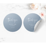 Sticker Rond Simple, moderne et minimaliste | Dusty Blue Mariag<br><div class="desc">Ces élégants stickers de mariage bleu poussiéreux ou de douche nuptiale sont simples et minimalistes,  mais très élégants grâce à l'écriture manuscrite moderne qui dit "merci",  et la disposition propre.</div>