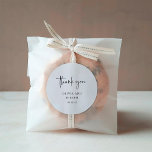 Sticker Rond Simple, moderne et minimaliste | MARIAGE<br><div class="desc">Ces élégants stickers mariage ou douche nuptiale noirs et blancs sont simples et minimalistes mais très élégants grâce à l'écriture manuscrite moderne qui dit "merci",  et la disposition propre.</div>