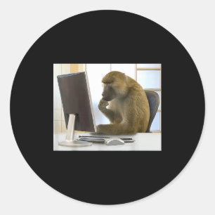 Sticker Rond Singe drôle qui pense Mème Bureau Curieux Singe Ce
