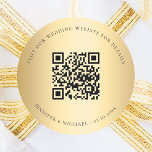 Sticker Rond site mariage or QR détails rsvp<br><div class="desc">Ajoutez votre URL pour votre site mariage. Pour plus d'informations,  détails,  rsvp en ligne. Un arrière - plan à l'allure d'or.</div>
