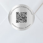 Sticker Rond Site mariage QR code détails rsvp argent<br><div class="desc">Ajoutez votre URL pour votre site mariage. Pour plus d'informations,  détails,  rsvp en ligne. Un arrière - plan faux argenté.</div>