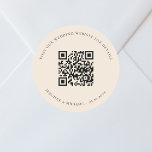 Sticker Rond Site mariage QR code détails rsvp beige<br><div class="desc">Ajoutez votre URL pour votre site mariage. Pour plus d'informations,  détails,  rsvp en ligne. Arrière - plan beige crème,  texte noir.</div>