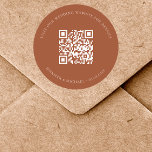 Sticker Rond Site mariage QR code détails rsvp brûlé orange<br><div class="desc">Ajoutez votre URL pour votre site mariage. Pour plus d'informations,  détails,  rsvp en ligne. Arrière - plan de couleur orange brûlé,  texte blanc.</div>
