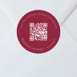 Sticker Rond Site mariage QR code détails rsvp burgundy<br><div class="desc">Ajoutez votre URL pour votre site mariage. Pour plus d'informations,  détails,  rsvp en ligne. Un arrière - plan bordeaux,  texte blanc.</div>