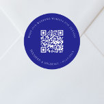 Sticker Rond site mariage QR code détails rsvp marine bleu<br><div class="desc">Ajoutez votre URL pour votre site mariage. Pour plus d'informations,  détails,  rsvp en ligne. Un arrière - plan bleu marine,  texte blanc.</div>