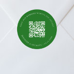Sticker Rond site mariage QR code détails rsvp vert émeraude<br><div class="desc">Ajoutez votre URL pour votre site mariage. Pour plus d'informations,  détails,  rsvp en ligne. Arrière - plan vert émeraude,  texte blanc.</div>