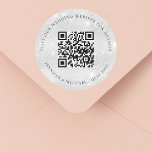 Sticker Rond Site mariage QR détails informations rsvp argent<br><div class="desc">Ajoutez votre URL pour votre site mariage. Pour plus d'informations,  détails,  rsvp en ligne. Un arrière - plan à l'aspect faux argenté décoré d'étincelles.</div>