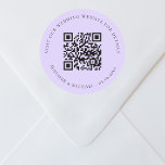 Sticker Rond Site mariage QR détails informations rsvp violet<br><div class="desc">Ajoutez votre URL pour votre site mariage. Pour plus d'informations, détails, rsvp en ligne. Violet, lavande couleur arrière - plan.</div>