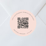 Sticker Rond Site web mariage QR code détails rsvp pêche<br><div class="desc">Ajoutez votre URL pour votre site mariage. Pour plus d'informations,  détails,  rsvp en ligne. Arrière - plan de couleur pêche,  texte noir.</div>