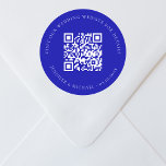 Sticker Rond Site web mariage QR détails informations rsvp bleu<br><div class="desc">Ajoutez votre URL pour votre site mariage. Pour plus d'informations,  détails,  rsvp en ligne. Un bleu royal,  arrière - plan coloré.</div>