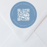 Sticker Rond Site web mariage QR détails informations rsvp bleu<br><div class="desc">Ajoutez votre URL pour votre site mariage. Pour plus d'informations,  détails,  rsvp en ligne. Un arrière - plan bleu poussiéreux et coloré.</div>