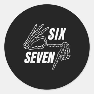 Sticker Rond Six Seven 6 7 Mème Drôle de Squelette Mains Signe 
