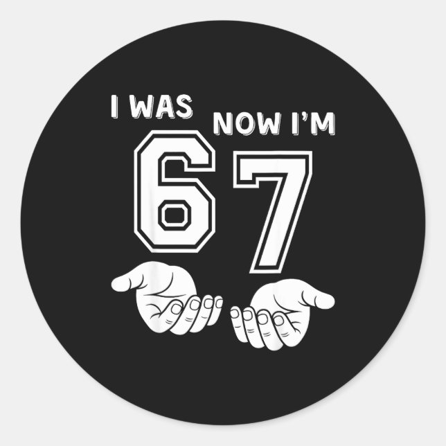 Sticker Rond Six Seven Meme 7 Year Old Birthday Shirt Was 6 Now (Devant)