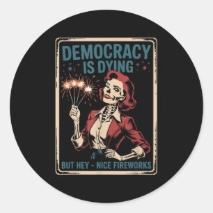 Sticker Rond Skeleton La Démocratie est en train de mourir, mai