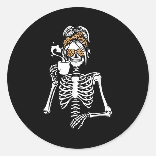Sticker Rond Skeleton Messy Bun Coffee Drinking Halloween Costu (Devant)