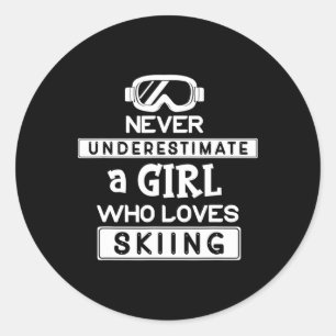 Sticker Rond Ski Girl Ne Sous-Estime Jamais Une Fille Qui Aime