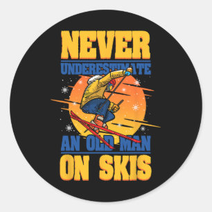 Sticker Rond Ski Ne Sous-Estime Jamais Un Vieux Homme Sur Skis