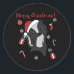 Sticker Rond Skunk Christmas Skunks Winter Animaux<br><div class="desc">La peau pour Noël avec des lumières de fées. Animaux amusants avec des cadeaux et de la neige aux vacances. Aussi drôle pour Noël en juillet. Les teinturiers sont des animaux doux et parfaits pour Noël.</div>