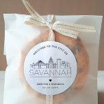 Sticker Rond Skyline de Savannah City | Bienvenue Mariage<br><div class="desc">Améliorez vos forfaits d'accueil mariages ou vos faveurs événementielles avec un ensemble personnalisé d'autocollants d'accueil ! Ces autocollants élégants et minimes sont conçus pour un mariage qui se déroule dans la belle ville de Savannah, Géorgie. Elles disposent d'une ligne d'horizon moderne et décorée du nom de la ville intégrée en...</div>