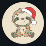 Sticker Rond Sloth Christmas Winter Animaux Sloths Classic Roun<br><div class="desc">Le paresseux à Noël avec des lumières de fées. Animaux amusants avec des cadeaux et de la neige pour les vacances. Un doux salut de Noël. Les fentes sont des animaux mignons et parfaits pour Noël.</div>