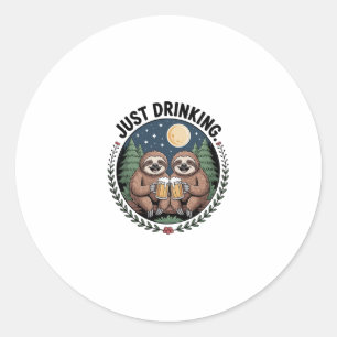Sticker Rond Sloth Randonnée avec l'équipe de boisson