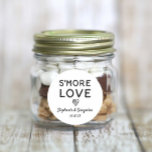 Sticker Rond S'more Love Heart Black White Rustic Mariage<br><div class="desc">Design rustique avec un joli vecteur noir et blanc dessiné à la main illustration cardiaque. Il y a un choix de papier (la ficelle est facultative). La police du nom et de la date du couple est personnalisable.</div>