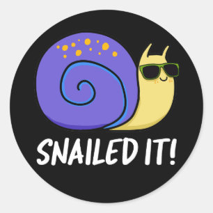 Sticker Rond Snail It Funny Snail Pun Dark BG