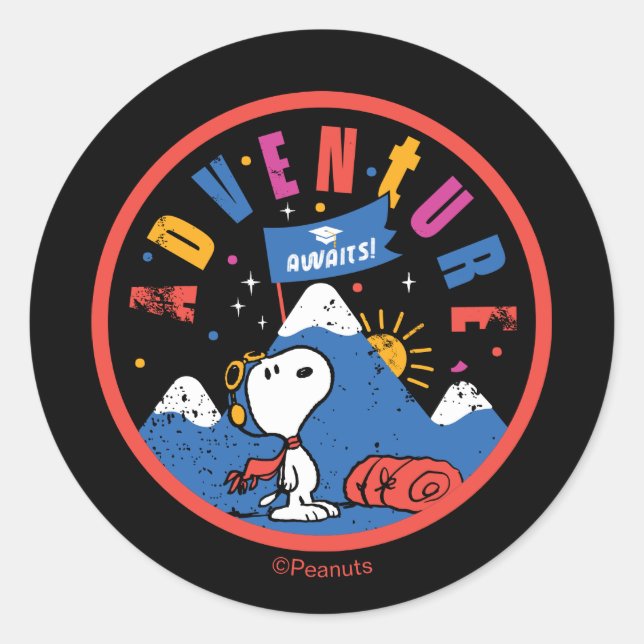 Sticker Rond Snoopy Adventure Awaits Graduation Mountain Design (Devant)