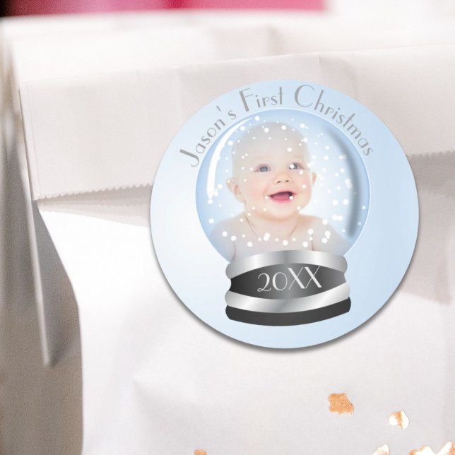 Sticker Rond Snow Globe bleu garçon Baby's 1st Christmas Photo (Snow Globe blue boy Baby's 1st Christmas Photo Classic Round Sticker)