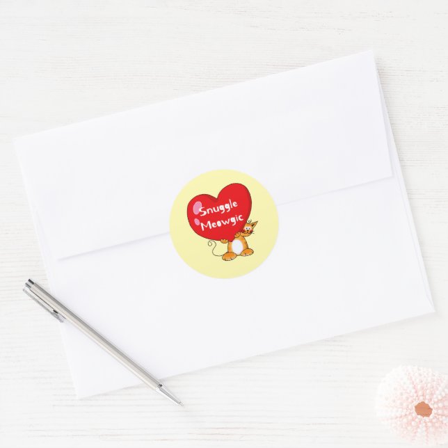 Sticker Rond Snuggle Meowgic Funny Chat Pun Art (Enveloppe)