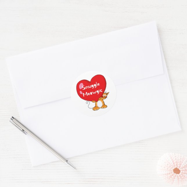 Sticker Rond Snuggle Meowgic Funny Chat Pun Art (Enveloppe)
