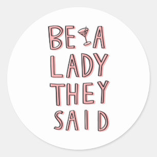 Sticker Rond Sois Une Dame Dit-On